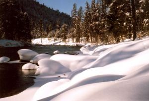 snowy-riverbank-1-623040-m